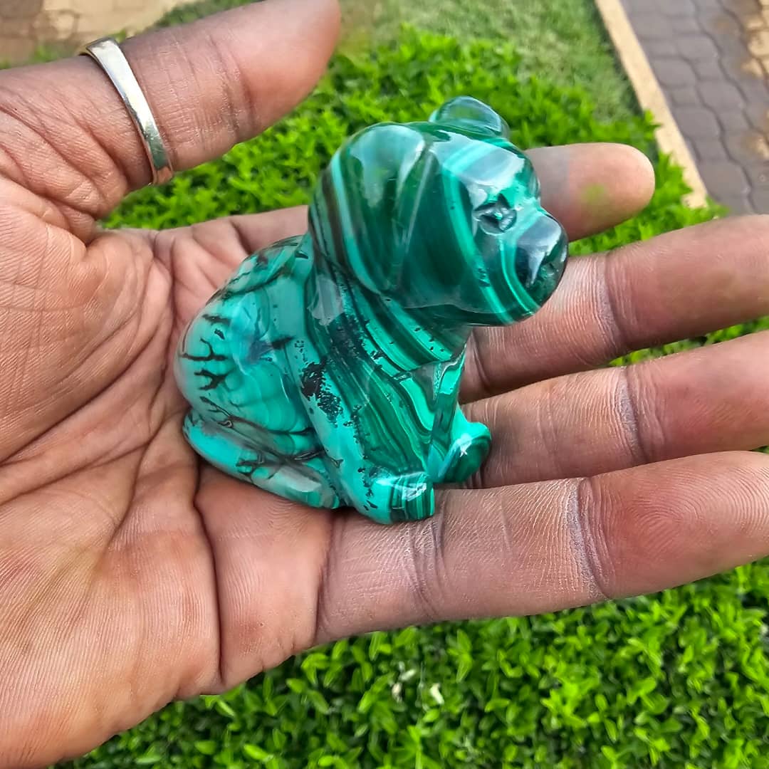Image of dog made from malachite 01